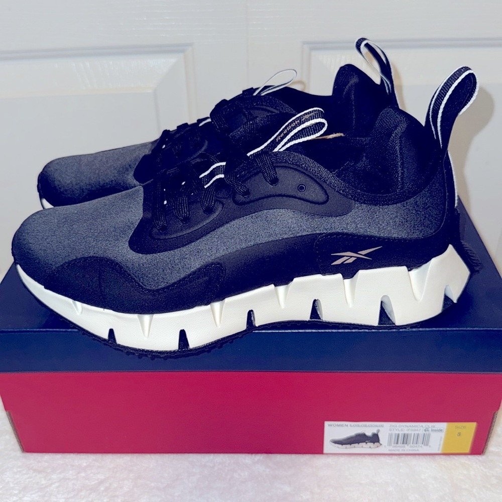New Reebok Shoes. - Picture 3 of 4